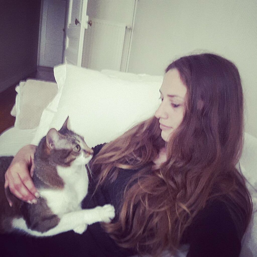 Accompagnante bien-être animal, moment de complicité et garde avec un chat.